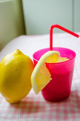 Make this wonderful smelling lemonade scented playdough