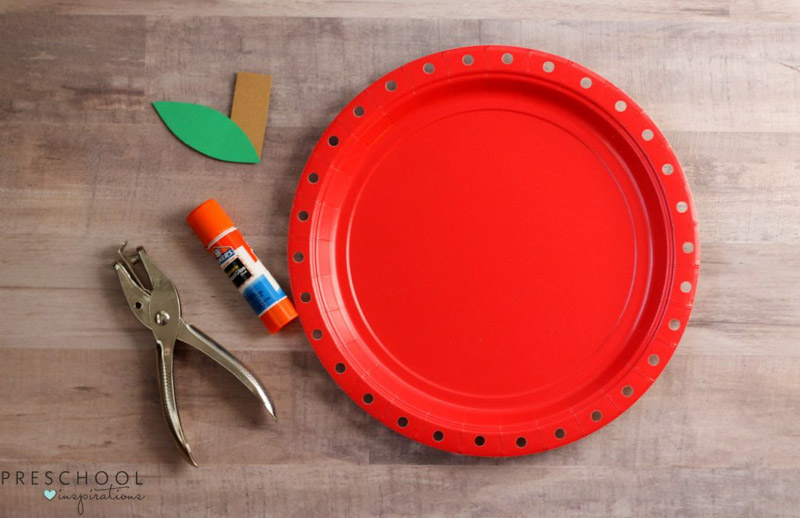 Paper plate lacing activity for preschoolers this fall